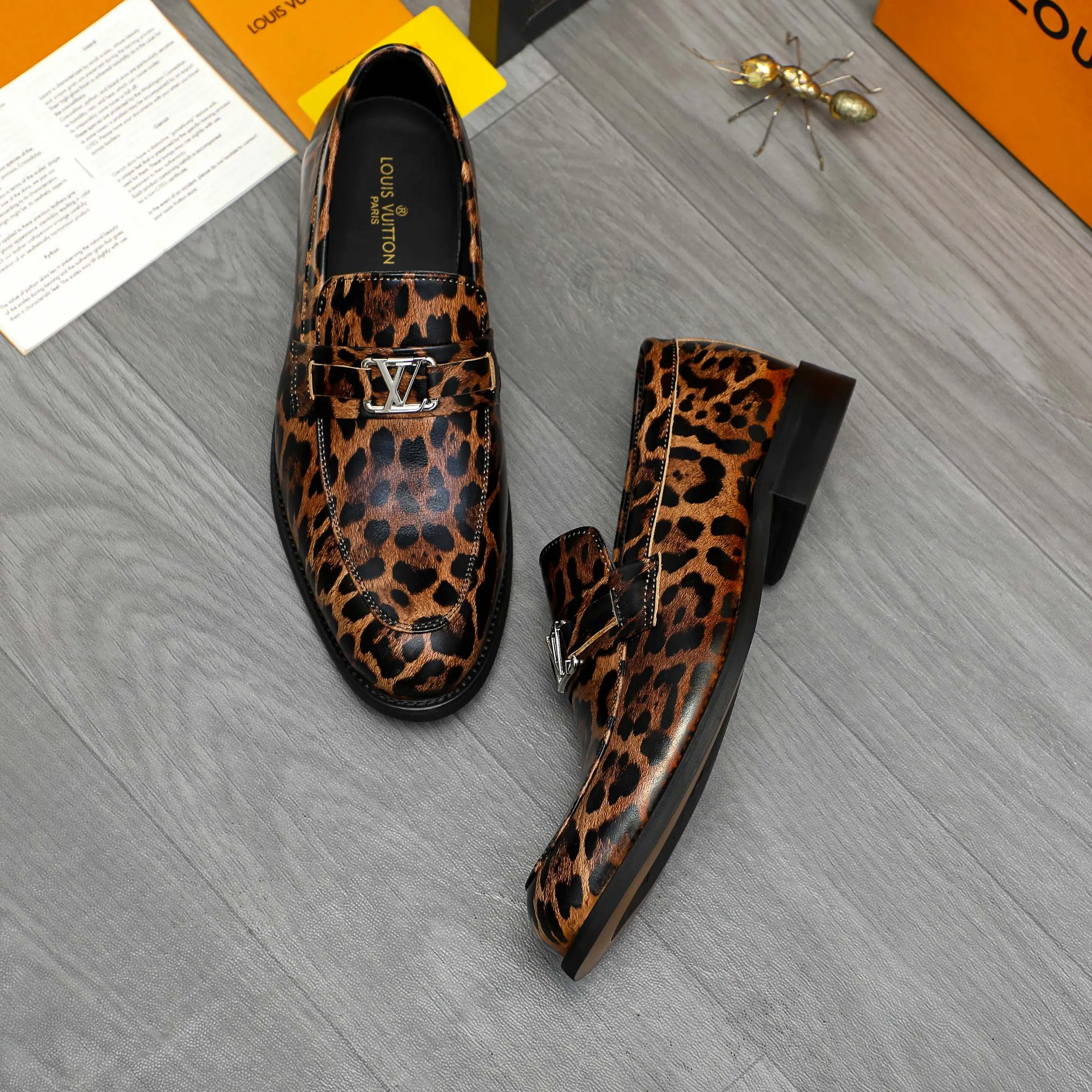 Men's shoes 💰p460 Product trademark: LV "Louis Vuitton" business slip-on leather shoes. Regular size: 39-45 (45 is custom-made and non-returnable) Product materials: Selected leopard print cowhide upper, cowhide lining, original rubber outsole